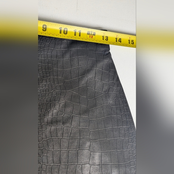 H&M Women's Leather Mini Flare Skirt Black Crocodile patterned Silver Zip Sz 6 - Picture 7 of 9